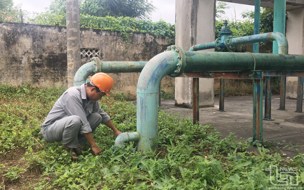 Trung tâm Nước sinh hoạt và Vệ sinh môi trường nông thôn tỉnh đang cung cấp nước cho hàng trăm nghìn hộ dân ở nông thôn, miền núi, vùng dân tộc thiểu số. Trong ảnh: Cán bộ Trung tâm bảo dưỡng hệ thống ống dẫn nước.