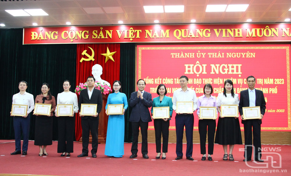Lãnh đạo TP. Thái Nguyên trao Giấy khen cho đại diện các tổ chức đảng hoàn thành xuất sắc nhiệm vụ năm 2023.