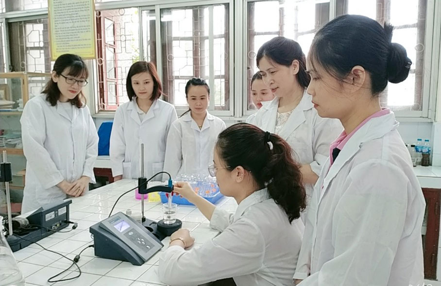 Sinh viên thực hành tại Phòng thí nghiệm hóa – phân tích môi trường, Khoa Hóa, Trường Đại học Sư phạm Thái Nguyên.