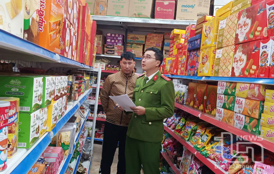 Công an thị trấn Hương Sơn (Phú Bình) kiểm tra cửa hàng Cường Thủy.