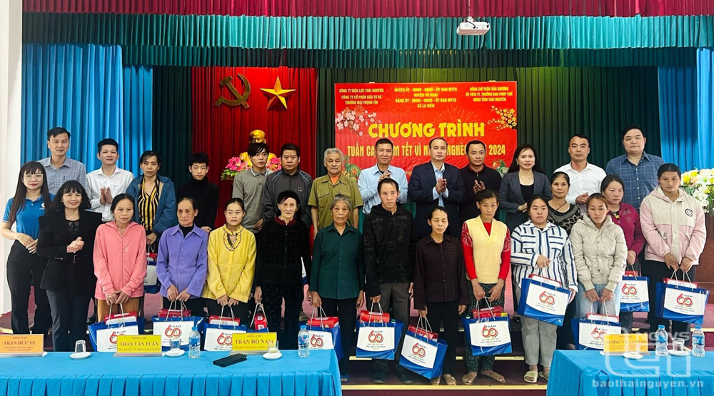 Đại diện Công ty Điện lực Thái Nguyên, lãnh đạo huyện Võ Nhai cùng một số tổ chức, cá nhân tặng quà cho các hộ nghèo trên địa bàn xã La Hiên (Võ Nhai).