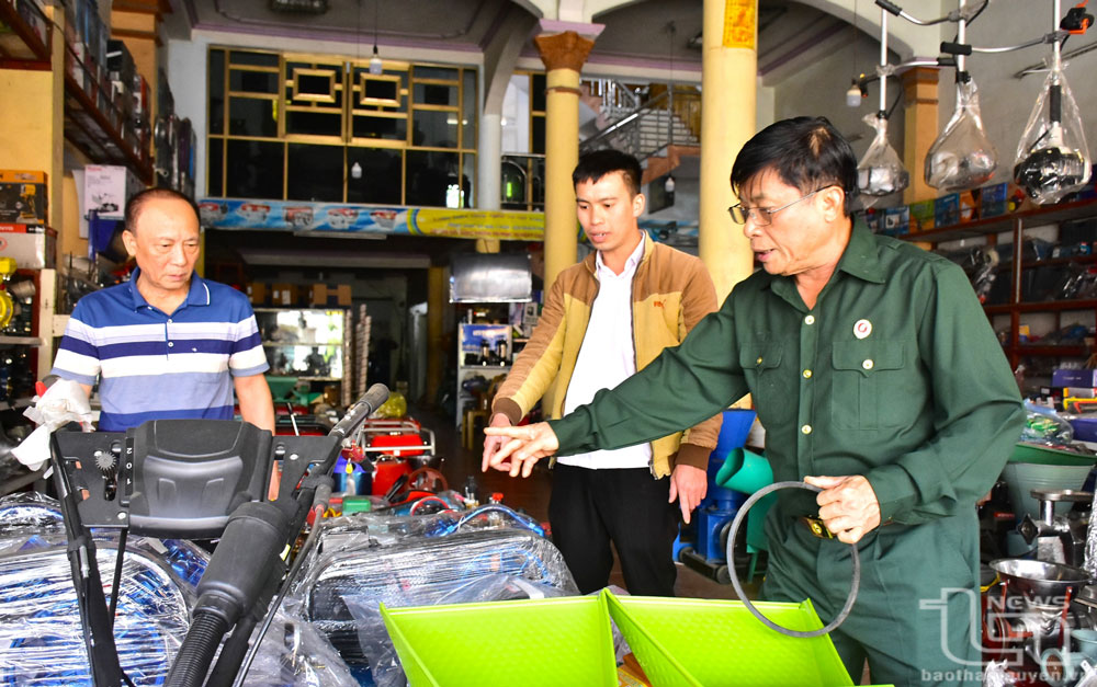 Cửa hàng buôn bán máy nông nghiệp được ông Nguyễn Đức Lâm duy trì gần 30 năm nay, mang lại nguồn thu nhập ổn định cho gia đình.