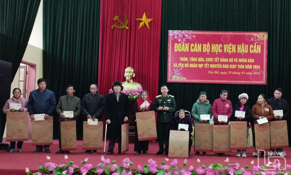  Lãnh đạo Học viện Hậu cần trao quà cho trẻ em và gia đình có hoàn cảnh khó khăn tại xã Yên Đổ (Phú Lương).