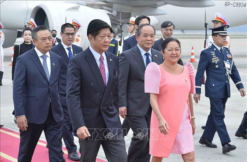 Tổng thống Philippines Ferdinand Romualdez Marcos Jr. và Phu nhân đến Sân bay quốc tế Nội Bài, Hà Nội. Ảnh: Minh Đức/TTXVN