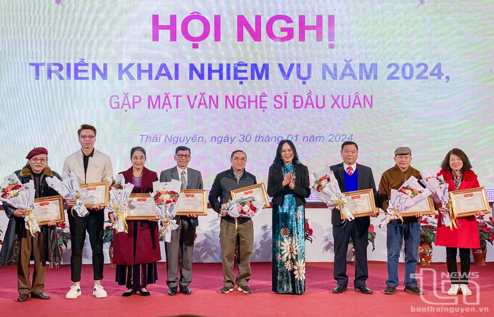 Lãnh đạo Hội Văn học nghệ thuật tỉnh trao khen thưởng cho các cá nhân, tập thể có thành tích xuất sắc trong năm 2023.
