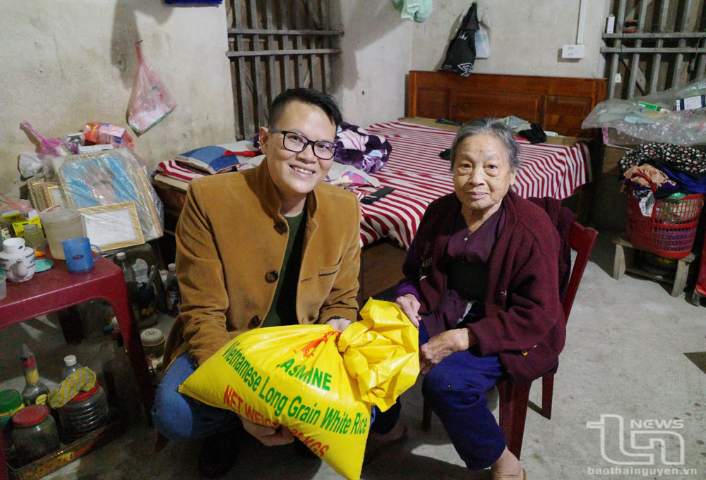 Anh Trần Quang Huy hỗ trợ gạo cho người nghèo trên địa bàn TP. Thái Nguyên.