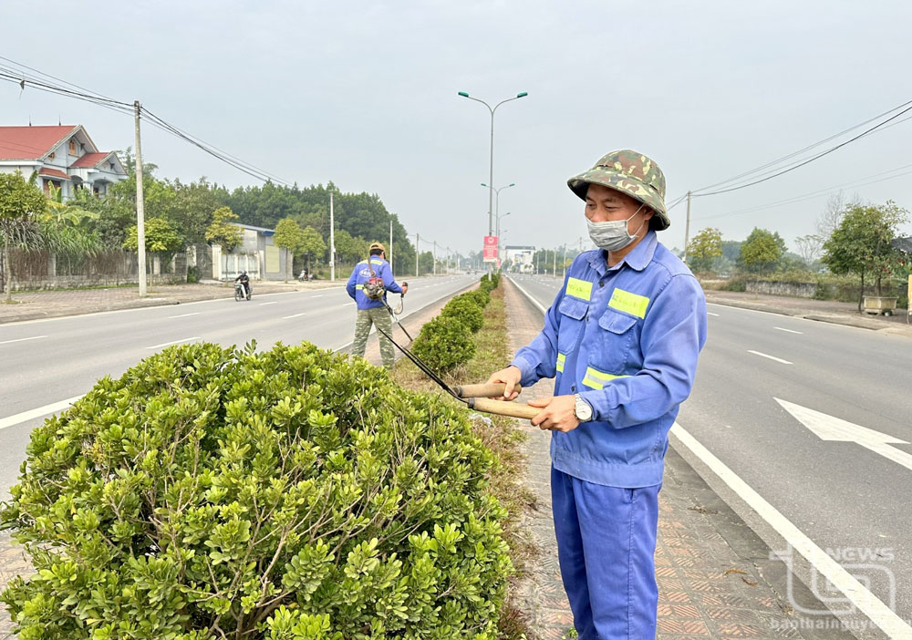 Anh Trần Văn Toán chăm sóc cây xanh trên đường Lê Hồng Phong, TP. Sông Công.