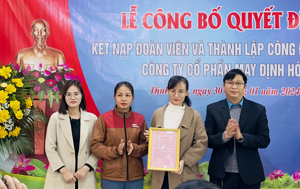 Lãnh đạo Liên đoàn Lao động huyện Định Hóa trao quyết định thành lập Công đoàn cơ sở Công ty CP may Định Hóa.