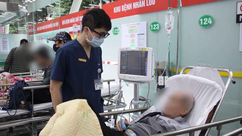 Bệnh nhân nằm cấp cứu tại Trung tâm Cấp cứu A9, Bệnh viện Bạch Mai.
