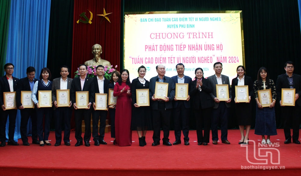 Lãnh đạo huyện Phú Bình trao giấy chứng nhận ủng hộ Tuần cao điểm Tết vì người nghèo năm 2024 cho các đơn vị, doanh nghiệp, nhà hảo tâm.
