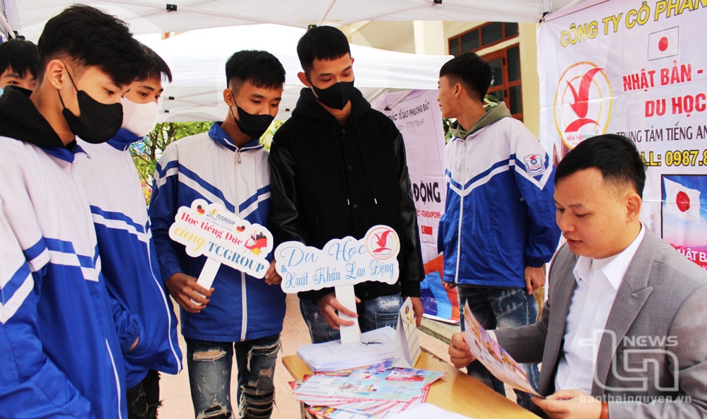 Học sinh Trung tâm Giáo dục nghề nghiệp - Giáo dục thường xuyên huyện Phú Bình được định hướng nghề nghiệp và giới thiệu cơ hội việc làm. 