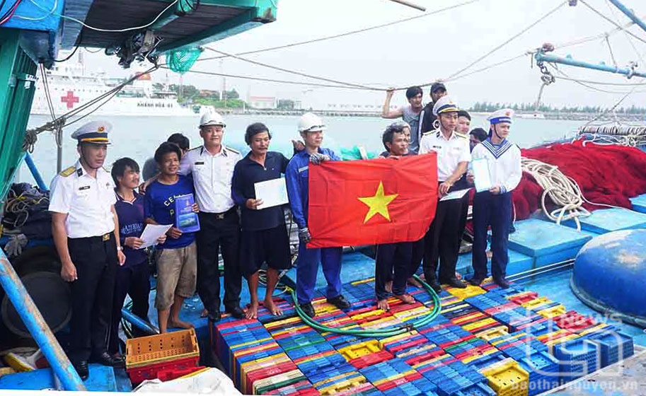 Lực lượng Hải quân tặng cờ Tổ quốc cho ngư dân.