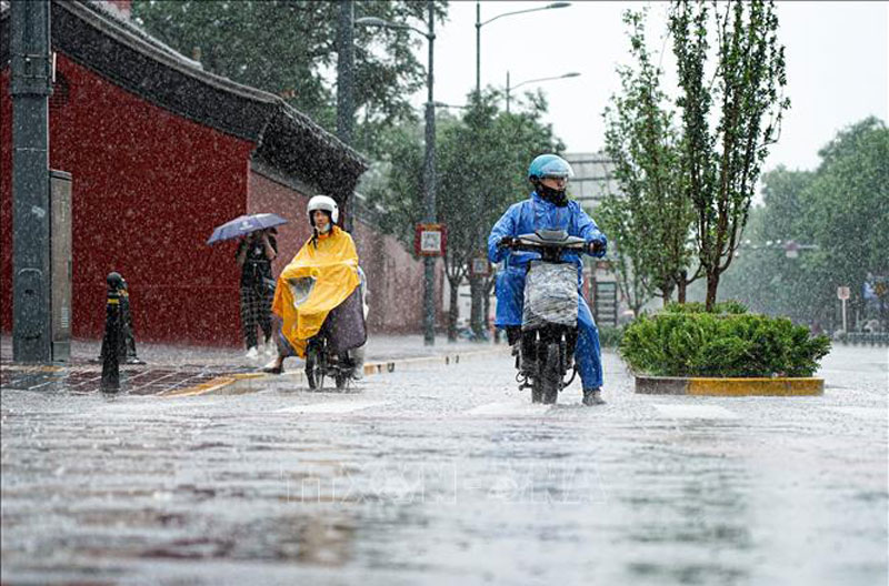 Mưa lớn do ảnh hưởng của bão tại Bắc Kinh, Trung Quốc ngày 30/7/2023. Ảnh: THX/TTXVN