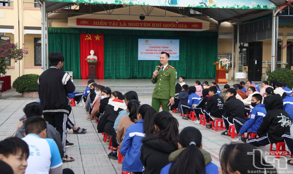 Công an TP. Thái Nguyên tuyên truyền, phổ biến pháp luật về pháo cho học sinh Trường THCS Thịnh Đức.