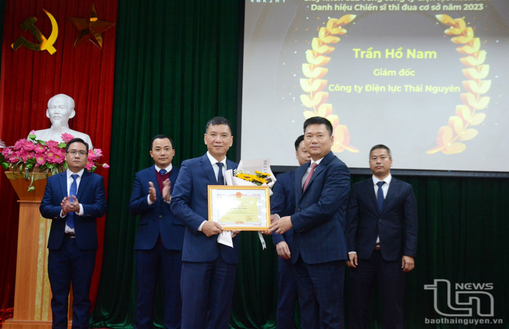 Các cá nhân của Công ty Điện lực Thái Nguyên đạt danh hiệu “Chiến sĩ thi đua cơ sở” năm 2023 nhận Giấy khen.