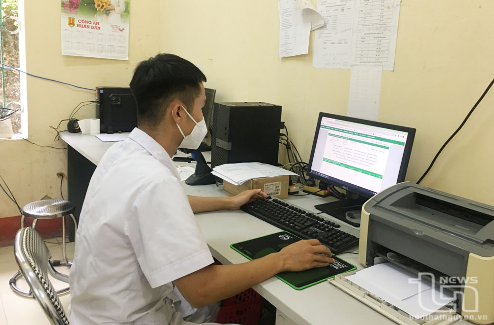 Cán bộ Trạm Y tế xã Thanh Định (Định Hóa) ứng dụng công nghệ thông tin vào công tác chuyên môn.