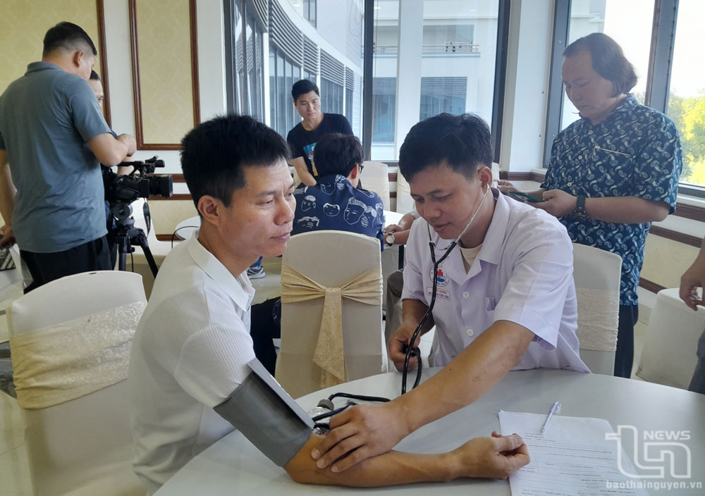 Bộ Tư lệnh Vùng 4 Hải quân tổ chức khám sức khỏe cho phóng viên, biên tập viên tham gia chuyến công tác tại quần đảo Trường Sa.