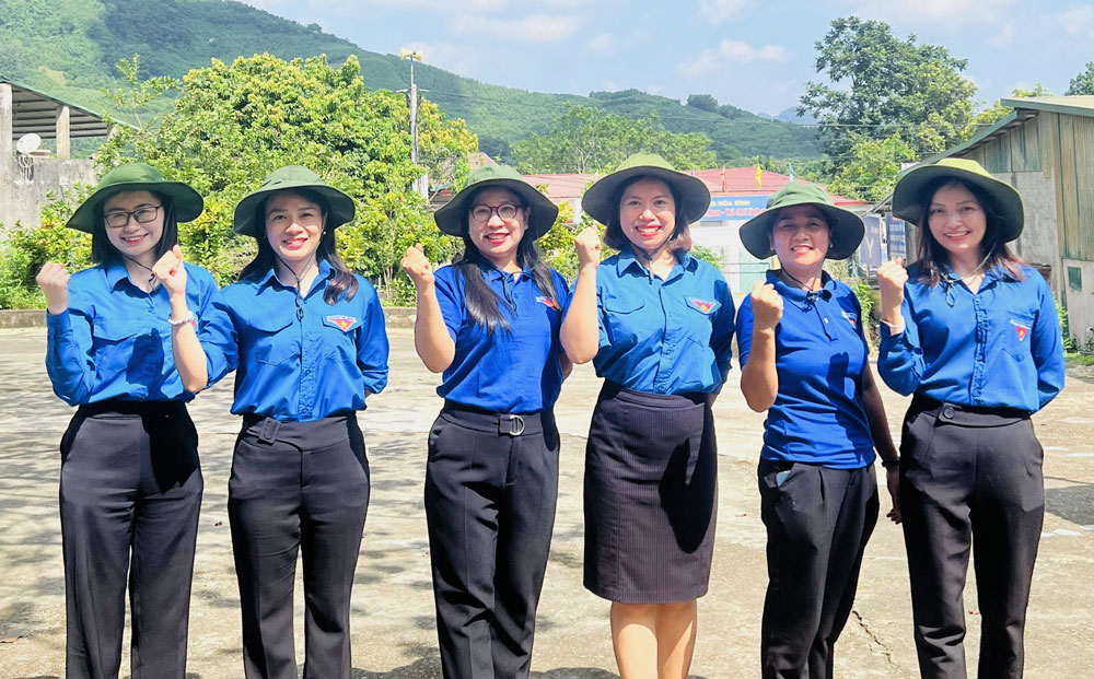 PGS.TS Đỗ Thị Thúy Phương (thứ 3 từ bên trái) cùng đồng nghiệp trong lần tham gia tình nguyện tại huyện Đồng Hỷ.