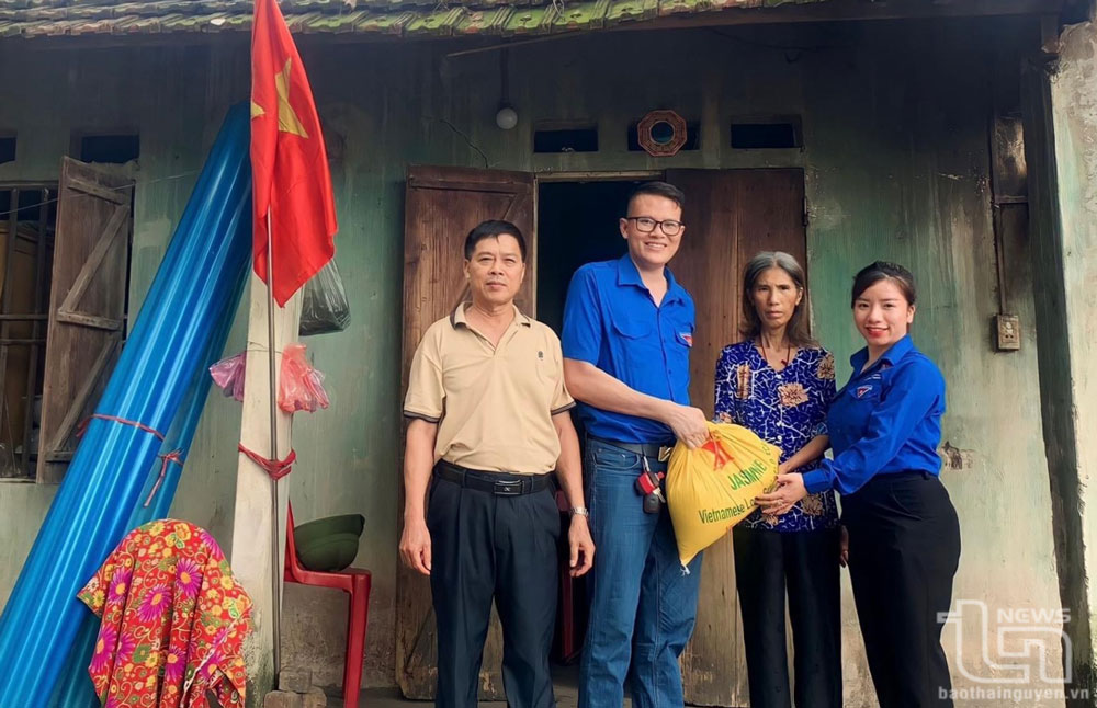Anh Trần Quang Huy hỗ trợ gạo cho người nghèo trên địa bàn TP. Thái Nguyên.