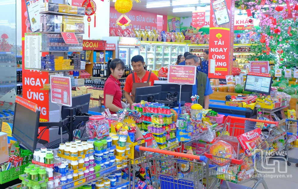 Những quầy hàng bánh kẹo tại các siêu thị luôn tấp nập người mua (ảnh chụp tại Siêu thị Minh Cầu, TP. Thái Nguyên).