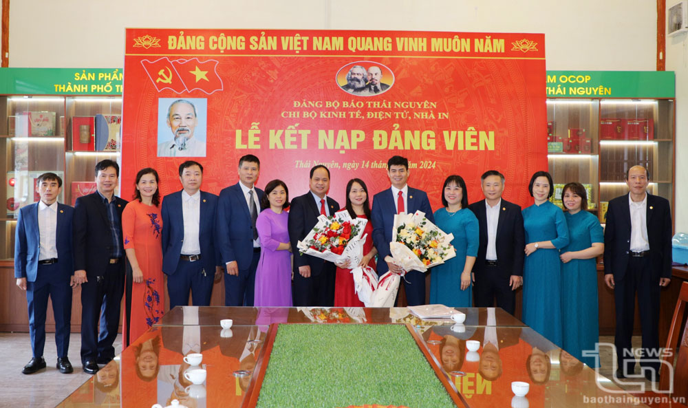 Chi bộ Nhà in Báo Thái Nguyên tổ chức kết nạp 2 đảng viên mới. Ảnh: Trường Sơn