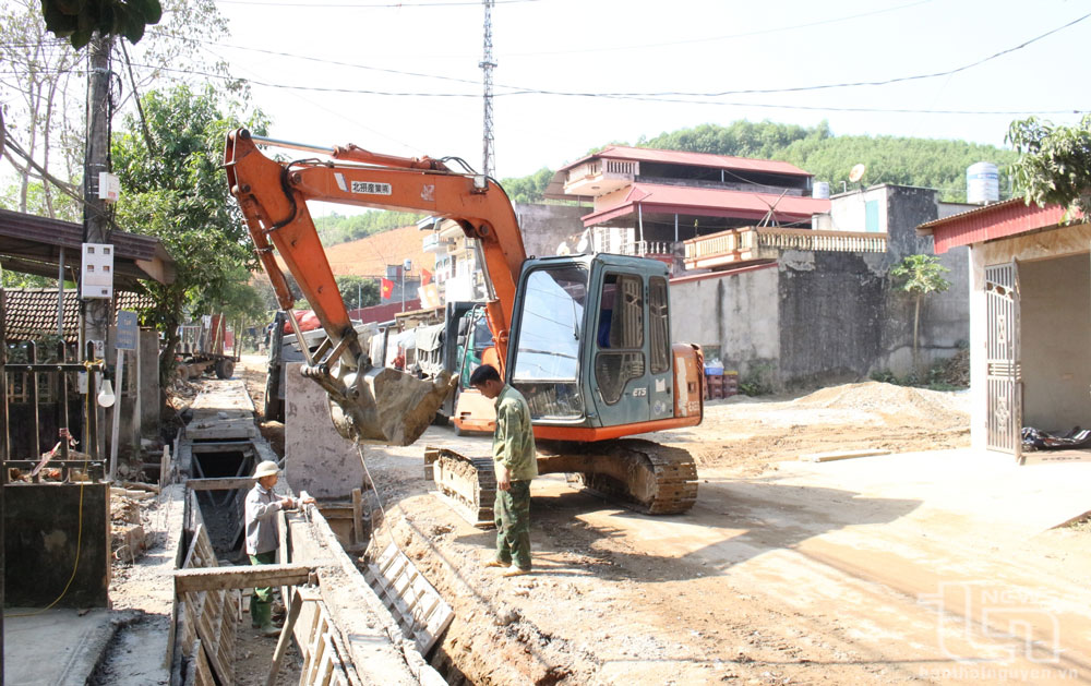 2 năm qua, số lượng công trình, dự án trên địa bàn huyện Định Hóa tăng mạnh, khiến lượng hồ sơ, chứng từ gửi Kho bạc tăng đáng kể. Trong ảnh: Dự án cải tạo, sửa chữa đường liên xã Quy Kỳ - Linh Thông.