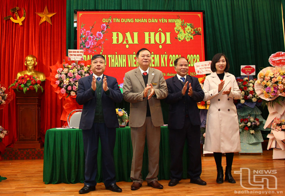 Hội đồng quản trị Quỹ tín dụng nhân dân Yên Minh nhiệm kỳ 2024-2028 ra mắt Đại hội.