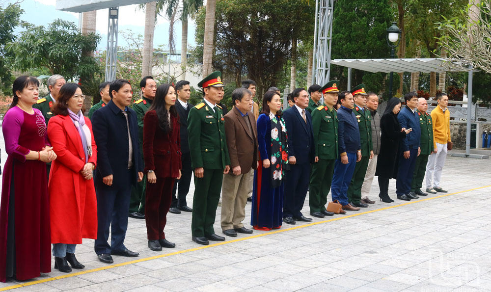 Đoàn đại biểu tỉnh Thái Nguyên tưởng nhớ, tri ân các Anh hùng liệt sĩ tại Nghĩa trang Liệt sĩ quốc gia Vị Xuyên (Hà Giang).