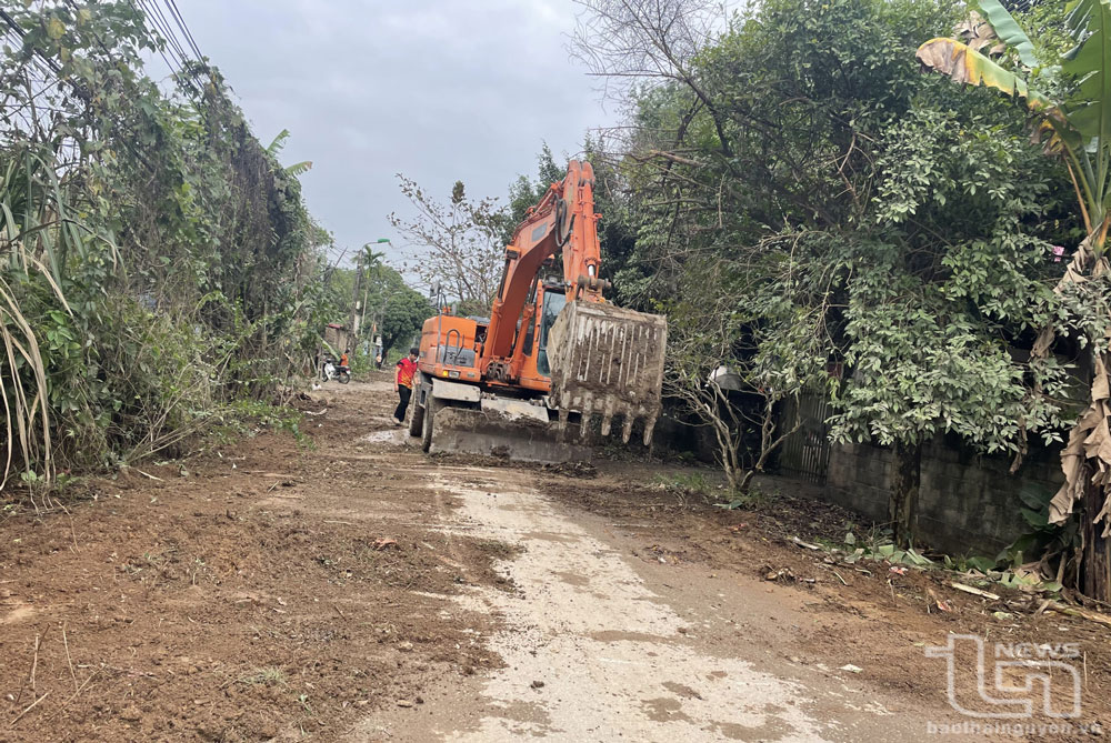 Chính quyền địa phương gia cố tạm thời mặt đường để người dân đi lại.