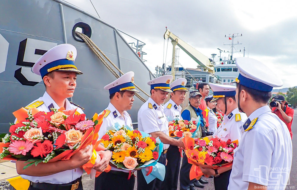 Lãnh đạo Bộ Tư lệnh Vùng 4 Hải quân chúc mừng các đoàn công tác hoàn thành chuyến hải trình.
