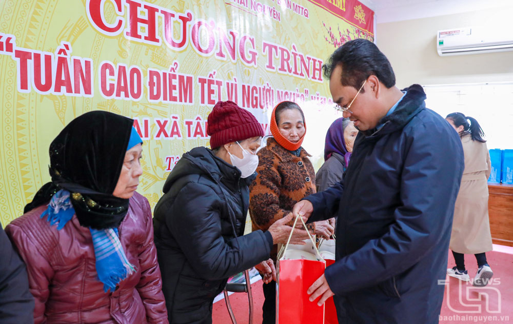 Đồng chí Chủ tịch UBND tỉnh Trịnh Việt Hùng trao tặng quà Tết cho người nghèo tại xã Tân Lợi (Đồng Hỷ).