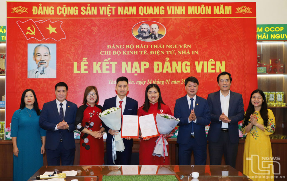 Lãnh đạo Báo Thái Nguyên trao Quyết định và chúc mừng 2 đảng viên mới kết nạp của Chi bộ Kinh tế.
