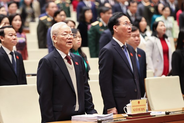 The session is attended by Party General Secretary Nguyen Phu Trong, President Vo Van Thuong, PM Pham Minh Chinh,NA Chairman Vuong Dinh Hue, and many Party, State, NA officials and former leaders. 