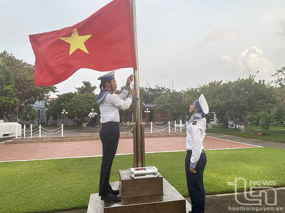 Lễ thượng cờ tại đảo Trường Sa.
