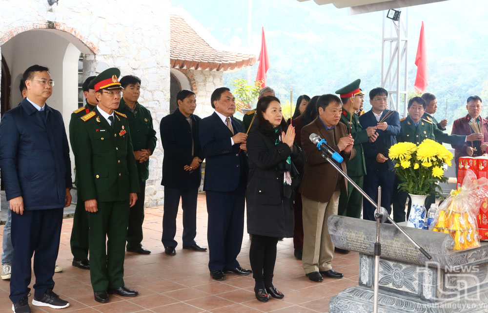 Đoàn dâng hương tại Đền thờ các Anh hùng liệt sĩ trên điểm cao 468, thôn Nặm Ngặt, xã Thanh Thủy, huyện Vị Xuyên (Hà Giang).