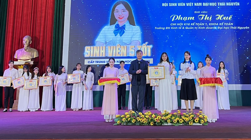 Lãnh đạo Đại học Thái Nguyên và Hội Sinh viên tỉnh biểu dương các sinh viên đạt danh hiệu “Sinh viên 5 tốt” cấp Trung ương.