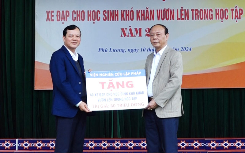 
Lãnh đạo Viện Nghiên cứu lập pháp trao biển tượng trưng tặng 40 chiếc xe đạp cho các em học sinh có hoàn cảnh khó khăn vươn lên học tập tốt ở huyện Phú Lương.