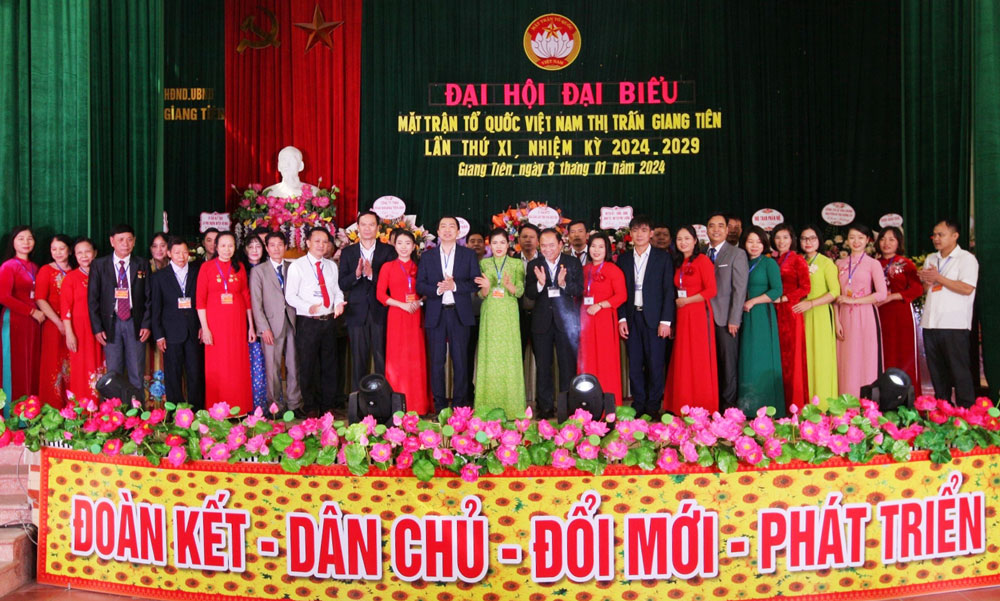 Các đại biểu chúc mừng Ủy ban MTTQ thị trấn Giang Tiên khóa XI, 
