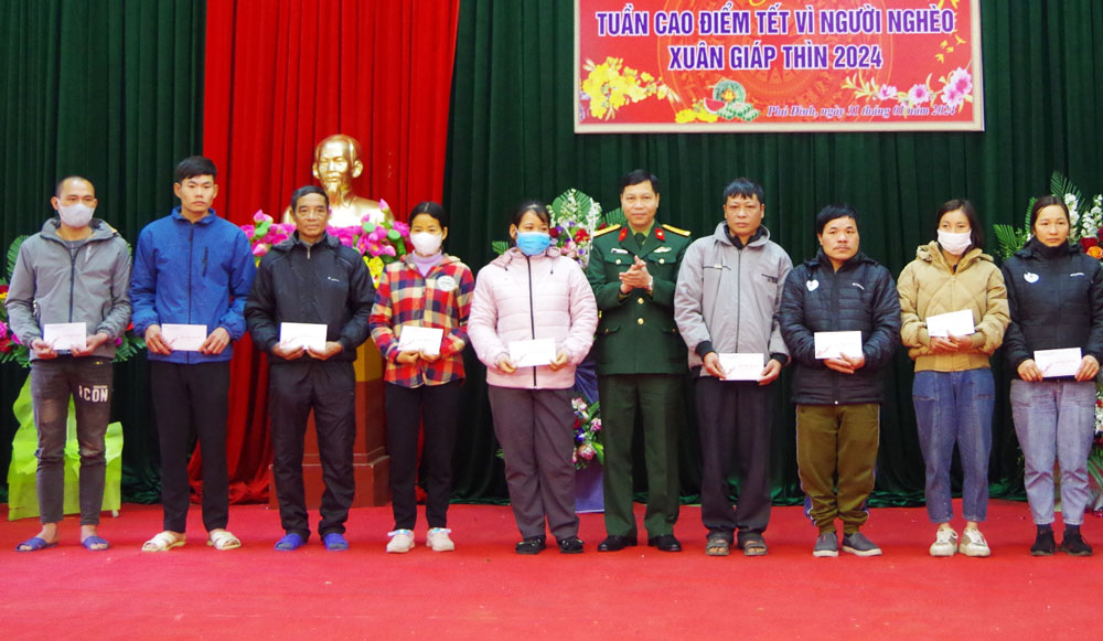 Lãnh đạo Bộ Chỉ huy Quân sự tỉnh tặng quà Tết cho các hộ nghèo, gia đình chính sách ở xã Phú Đình (Định Hóa).