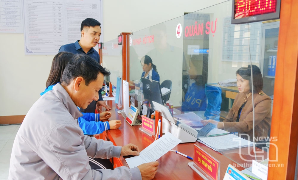 Việc sắp xếp đơn vị hành chính cấp xã sẽ tạo điều kiện cho thị trấn Giang Tiên (Phú Lương) phát triển kinh tế - xã hội. Trong ảnh: Người dân đến giải quyết thủ tục hành chính tại Bộ phận một cửa của thị trấn.