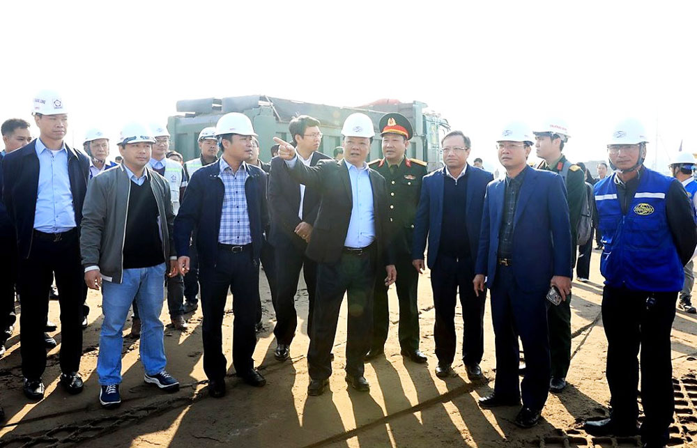 Bí thư Thành ủy Hà Nội Đinh Tiến Dũng kiểm tra công trường xây dựng đường Vành đai 4 - Vùng Thủ đô Hà Nội tại huyện Hoài Đức. 