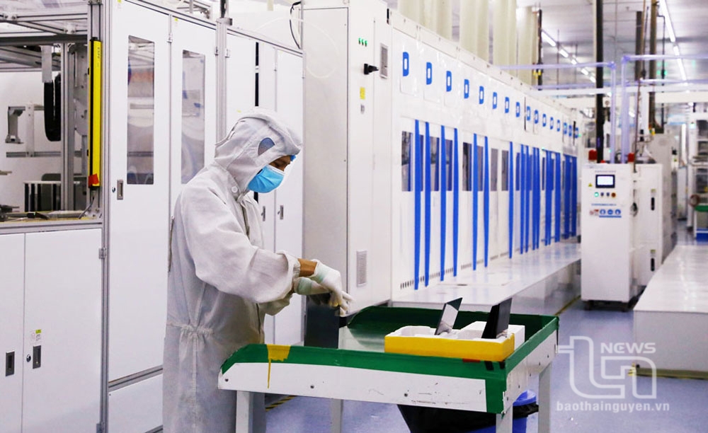 Sản xuất thanh silic đơn tinh thể và tấm silic đơn tinh thể tại Công ty TNHH Phát triển năng lượng Trina Solar (Khu công nghiệp Yên Bình).