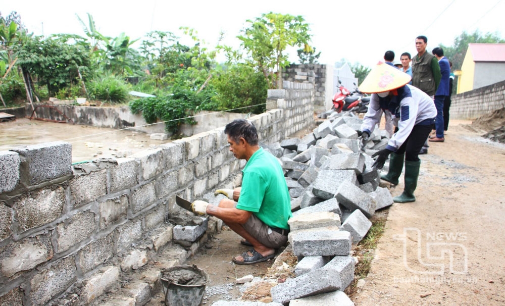 Người dân xóm Kim Long 2, xã Bình Sơn (TP. Sông Công) tháo dỡ tường rào cũ và hiến đất, xây tường rào mới lùi vào trong để mở rộng đường xóm.