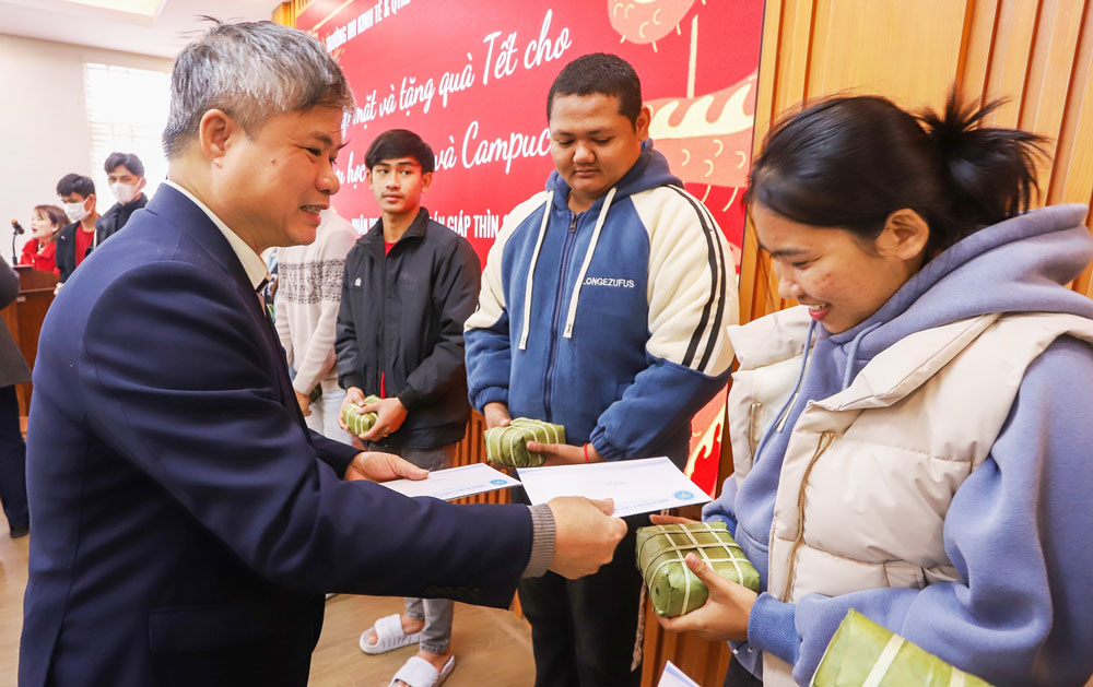 Đại diện lãnh đạo Đại học Thái Nguyên tặng quà cho các lưu học sinh Campuchia.