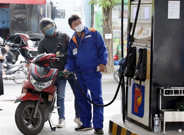 The petrol prices revised up from 15:00 on January 25 (Photo: VNA)