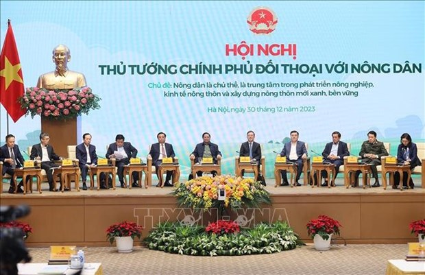 Prime Minister Pham Minh Chinh (centre) chairs an annual dialogue with farmers nationwide on December 30. (Photo: VNA)