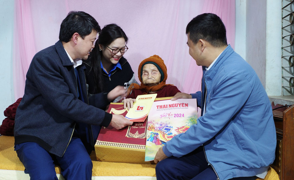Lãnh đạo và phóng viên Báo Thái Nguyên đến thăm, tặng quà Mẹ Việt Nam Anh hùng Trần Thị Ruẩn.