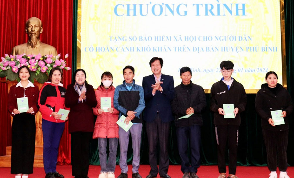 Lãnh đạo Đảng ủy cơ quan BHXH Việt Nam và Huyện ủy Phú Bình trao tặng sổ BHXH cho hộ nghèo, có hoàn cảnh khó khăn trên địa bàn huyện.