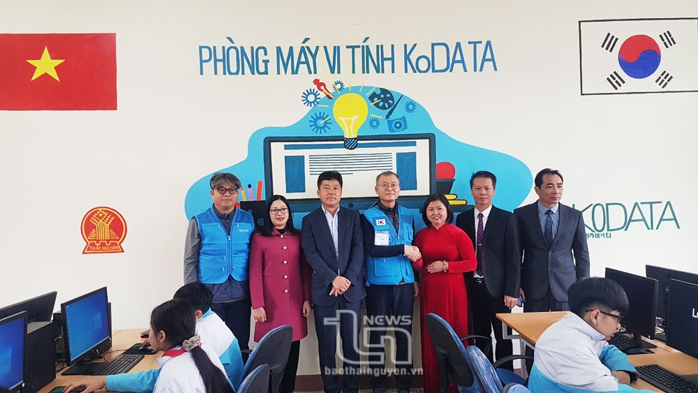 Sở Ngoại vụ Thái Nguyên và Công ty KoData Hàn Quốc, Tổ chức GCS Hàn Quốc tại Việt Nam tổ chức bàn giao thiết bị phòng máy vi tính cho Trường THCS Tân Lập.
