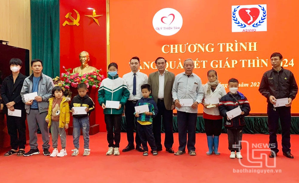 Đại diện Quỹ Thiện Tâm (Tập đoàn Vingroup) tặng quà cho người khuyết tật và trẻ em mồ côi tại TP. Phổ Yên.